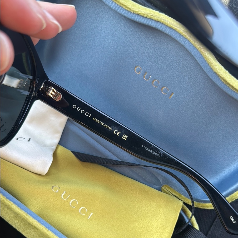 Gucci Oversized Black Sunglasses - Picture 4 of 7